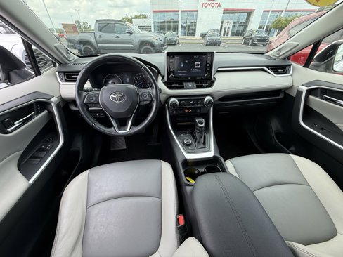 Used 2021 Toyota RAV4 XLE Premium image 13