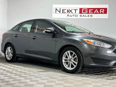 Used 2017 Ford Focus SE image 1
