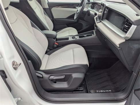 New 2025 Volkswagen Tiguan SE image 29
