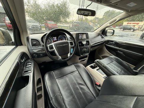 Used 2014 Chrysler Town & Country Touring image 14