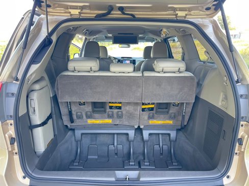 Used 2014 Toyota Sienna XLE image 23