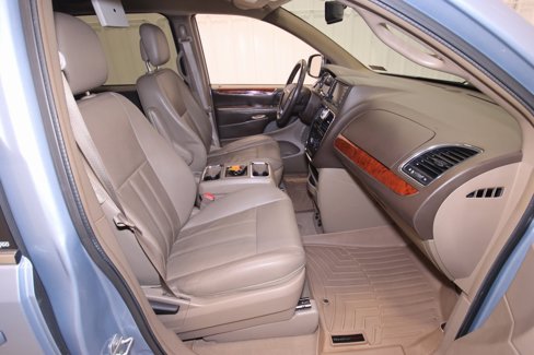 Used 2013 Chrysler Town & Country Touring image 21
