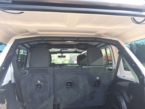 Used 2018 Jeep Wrangler Unlimited Sahara image 16