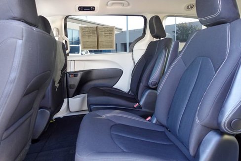 Used 2020 Chrysler Voyager LX image 24