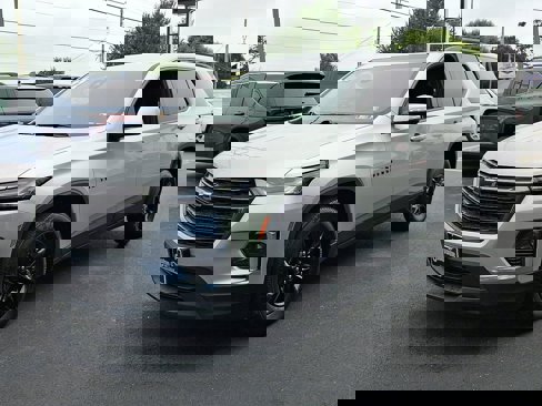 Used 2022 Chevrolet Traverse LT w/ Midnight/Sport Edition image 3
