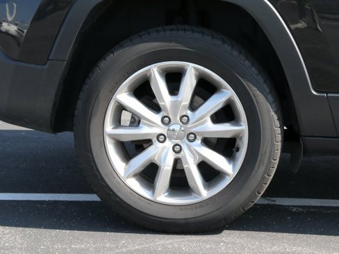 Used 2016 Jeep Cherokee Limited image 25