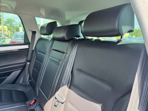 Used 2014 Volkswagen Touareg Sport image 24