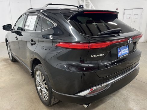 Used 2023 Toyota Venza LE image 5