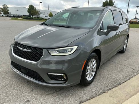 Used 2022 Chrysler Pacifica Touring-L image 11