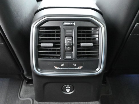 Used 2025 Porsche Macan image 18