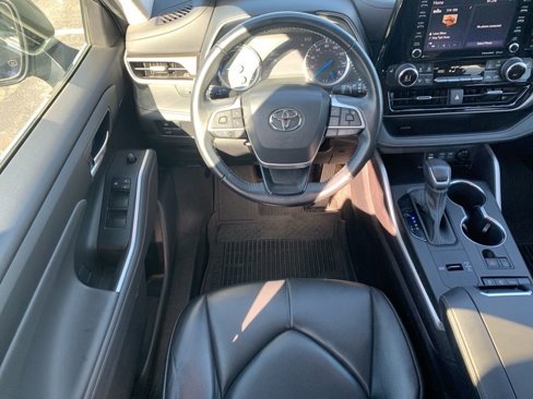 Used 2022 Toyota Highlander XLE image 19