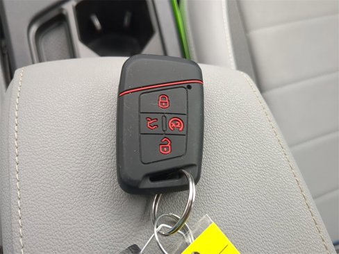 Used 2024 Volkswagen Taos SE w/ Panoramic Sunroof Package image 29