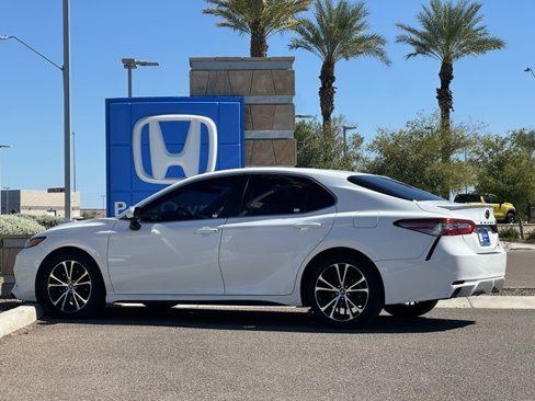 Used 2018 Toyota Camry SE image 6