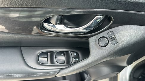 Used 2018 Nissan Rogue SV image 16
