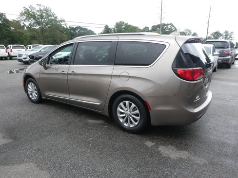 Used 2018 Chrysler Pacifica Touring-L image 8