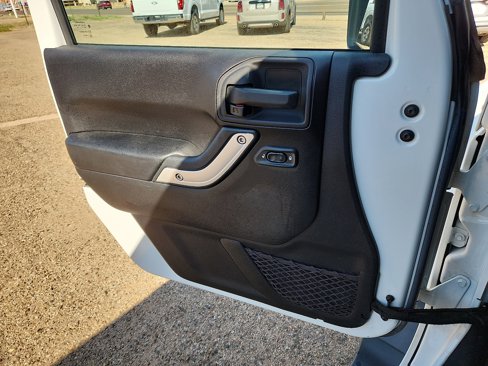Used 2015 Jeep Wrangler Unlimited Sahara w/ Connectivity Group image 13