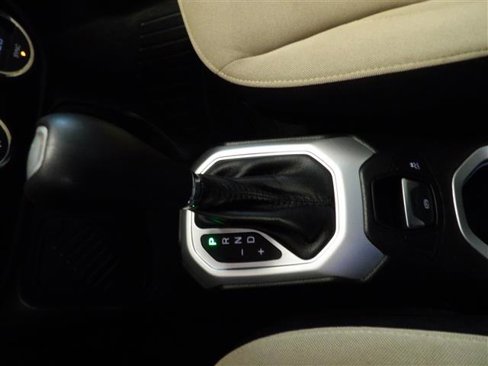 Used 2015 Jeep Renegade Latitude w/ Popular Equipment Group image 31