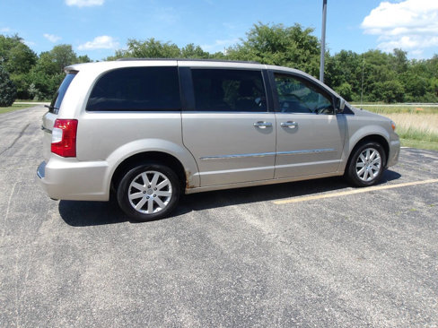 Used 2014 Chrysler Town & Country Touring w/ Driver Convenience Group image 12