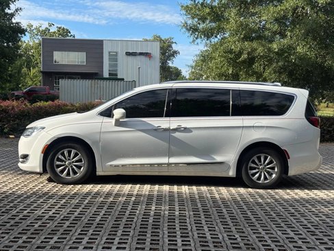 Used 2018 Chrysler Pacifica Touring-L image 8