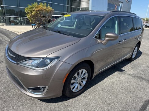 Used 2017 Chrysler Pacifica Touring-L image 2