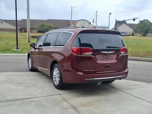 Used 2017 Chrysler Pacifica Touring-L image 5