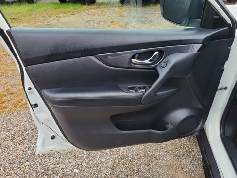 Used 2017 Nissan Rogue SV w/ SV Premium Package image 16