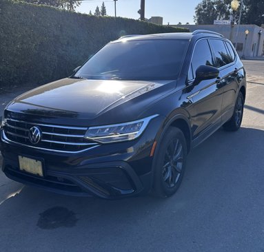 Used 2023 Volkswagen Tiguan SE w/ Panoramic Sunroof Package image 1