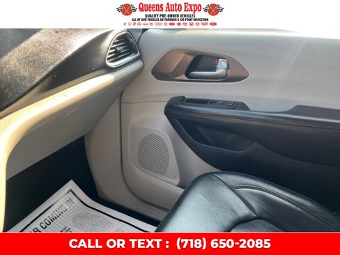Used 2019 Chrysler Pacifica Touring-L image 12