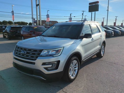 Used 2017 Ford Explorer XLT w/ Equipment Group 202A image 4