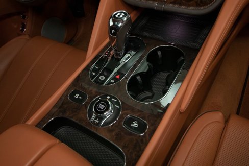 Used 2023 Bentley Bentayga Plug-In Hybrid image 58