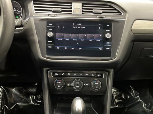 Used 2020 Volkswagen Tiguan SE w/ Panoramic Sunroof Package image 9