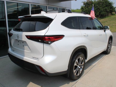 Used 2022 Toyota Highlander XLE image 4