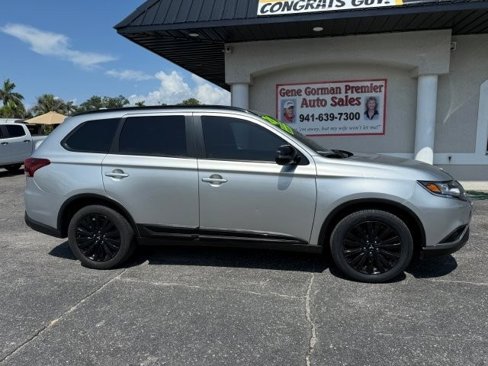 Used 2020 Mitsubishi Outlander SE image 1