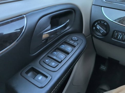 Used 2015 Chrysler Town & Country Touring image 14