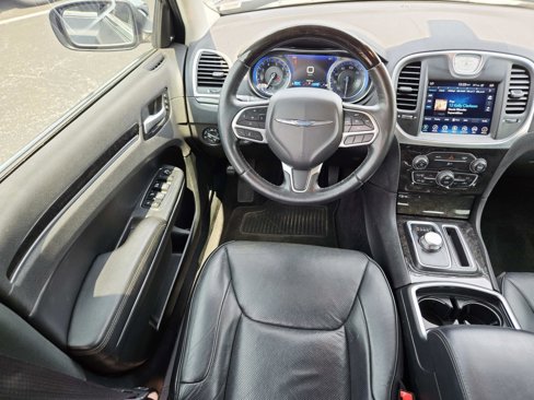 Used 2017 Chrysler 300 C image 12