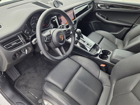 Certified 2024 Porsche Macan Turbo image 5