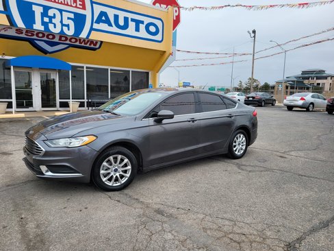 Used 2017 Ford Fusion SE image 2