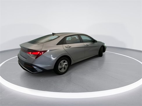 Used 2025 Hyundai Elantra SE image 4