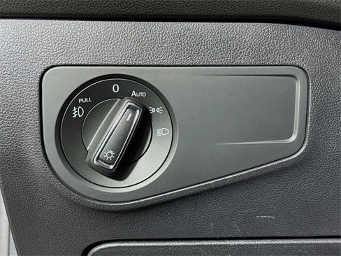 Used 2018 Volkswagen Tiguan SEL Premium image 10