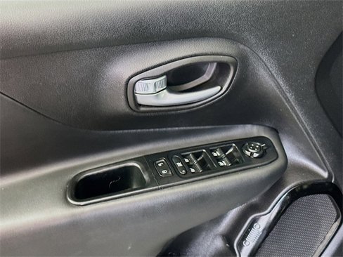 Used 2017 Jeep Renegade Altitude image 17