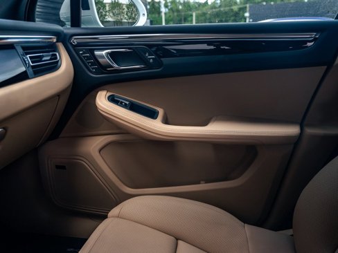 Used 2025 Porsche Macan image 32