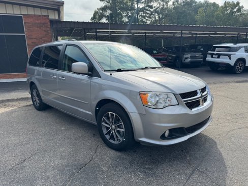 Used 2017 Dodge Grand Caravan SXT image 4