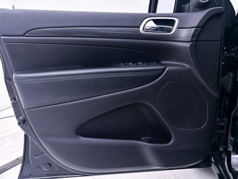 Used 2019 Jeep Grand Cherokee Altitude image 17