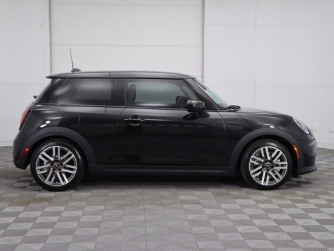 Used 2025 MINI Cooper 2-Door Hardtop image 5