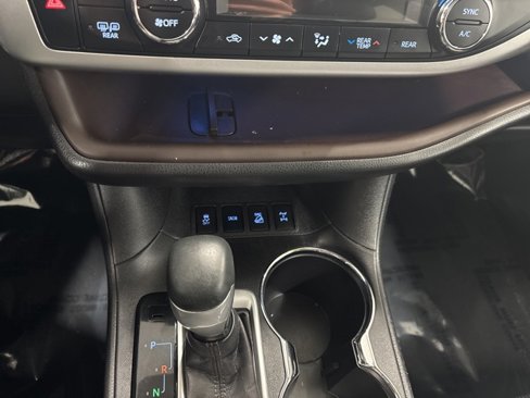 Used 2017 Toyota Highlander Limited image 19