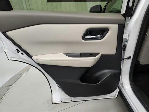 Used 2024 Nissan Rogue SV image 32