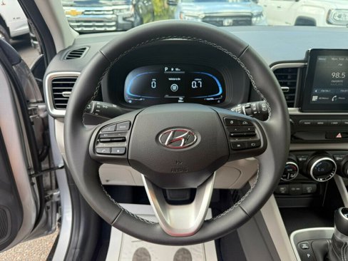 Used 2025 Hyundai Venue SEL image 5