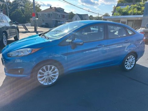 Used 2014 Ford Fiesta SE w/ Equipment Group 201A image 3