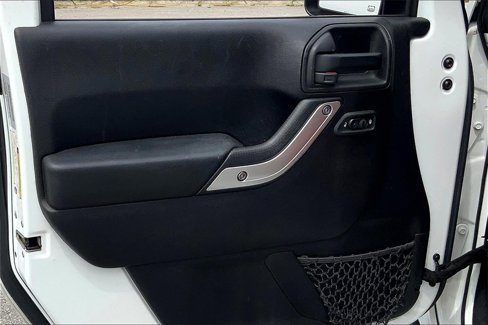 Used 2016 Jeep Wrangler Sahara w/ Connectivity Group image 24