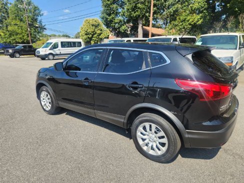 Used 2019 Nissan Rogue Sport S image 2